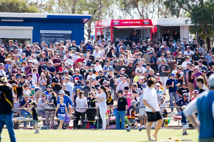 crowd03.jpg