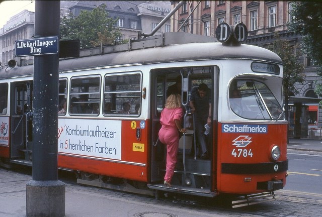 071L27220880_Schottenring,_Haltestelle_Schottentor,_Strassenbahn_Linie_D_Typ_E1_4784.jpg