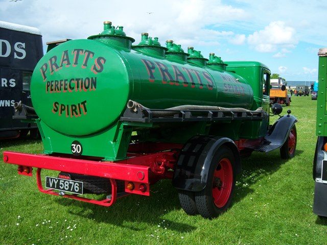 1934_Ford_BB_(VY_5876)_tanker_lorry,_2012_HCVS_Tyne-Tees_Run.jpg