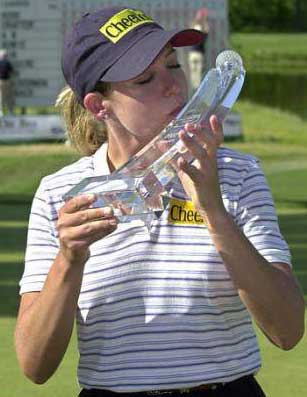itr__1215944040_golf-trophy.jpg