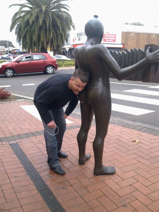 gary licking Werribee statue.jpg